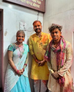 Sona Dey Instagram - Happy Holi Sabko🎨🌈 Thankyou Pandit ji Darshan Karwane ke liye🙏

#happyholi #explore #viral #post #bankebihari
