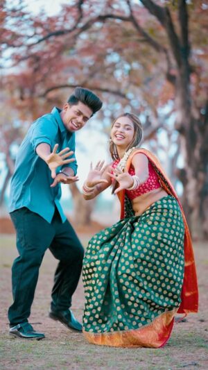 Sona Dey Instagram - Ye konsa language hai?😅

#dance #explore #viral #reels