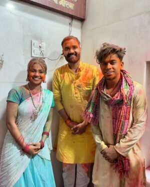 Sona Dey Instagram - Happy Holi Sabko🎨🌈 Thankyou Pandit ji Darshan Karwane ke liye🙏

#happyholi #explore #viral #post #bankebihari