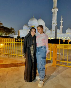 Sona Dey Instagram - Pyaar bane rahega hamesha🛕🕌

#temple #mosque #dubai #abudhabi