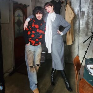 Song Kyung-a Instagram - 웃기고
메이크업 잘 하는 오빠랑
촬영중 🎬
. . .
#구관이명관인가봉가
#서울리안