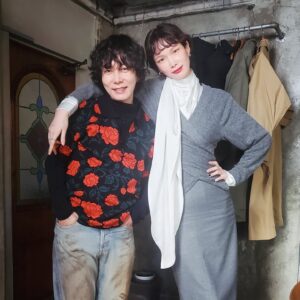 Song Kyung-a Instagram - 웃기고
메이크업 잘 하는 오빠랑
촬영중 🎬
. . .
#구관이명관인가봉가
#서울리안