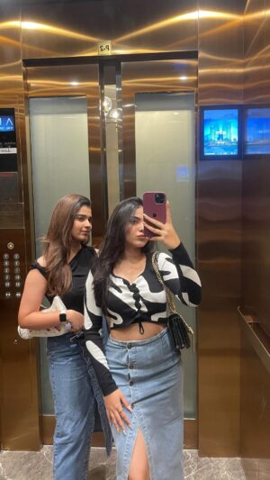 Soniya Suresh Instagram - Finally made @_soniyasuresh_  to do this trend 🙂‍↕️💗💃🏻

#sisters #instagood #instagramreels #siblings #girls #siblingsgoals💕