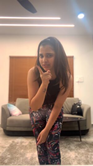 Soniya Suresh Instagram - When workout session turned into a reel session😂
.
.
#kissik#trending#AA#tollywood#justforfun#reels