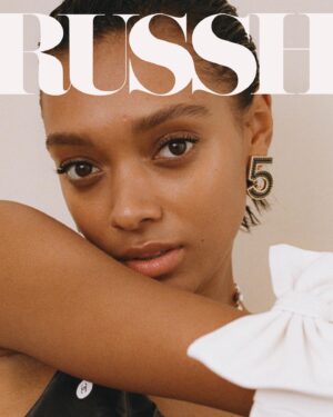Sophie Wilde Instagram - Thank you for such a magical time and this cover! @russhmagazine 
@chanelofficial
🌹🖤

FEATURE @ella_okeeffe 

PHOTOGRAPHY @hollygibson_ 

FASHION & PRODUCTION @stefaniagertis 

MAKEUP @Jasmineabmakeup  using @chanel.beauty

PHOTOGRAPHY ASSISTANT @train_lord