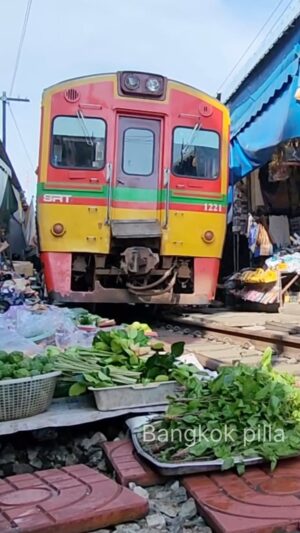 Sravani Varma Samanthapudi Instagram - Yela undhi train market 😍 #train #trainmarket #bangkok #bangkokpilla #telugu #trending #maeklongrailwaymarket #railwaymarket