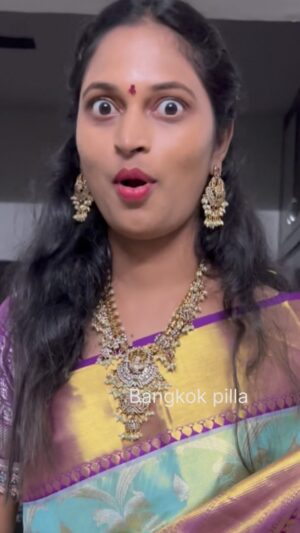 Sravani Varma Samanthapudi Instagram - 😍 unboxing ante yentha mandhiki istam ? #bangkokpilla #telugu #trending 
-
-
Website : www.myfirstsaree.com