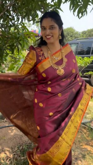 Sravani Varma Samanthapudi Instagram - Meeku ye saree nacchindhi 😍?? #sarees #tradition #pattu #silk #banarasi #telugu #trending #bangkokpilla 
For pattu Sarees: @house_of_parinaya 
For fancy Sarees: @parinaya_handloom_sarees
