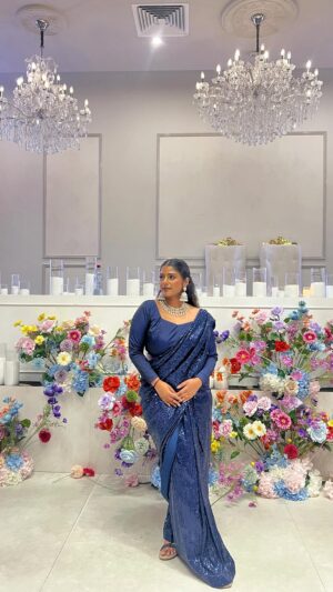 Swarnaa Rajalingam Instagram - nighttime magic 🌙 ✨

traditional saree: @thirumanam.melbourne 
sparkly saree: @bollywood4usydney 
jewellery: @toshijewels 
hair and makeup: yours truly 
saree draping & video: @ashkumaaar 

#southasianfashion #southasianbeauty #indianmakeup #tamilmakeup #tamiltransition #sareetransition #tamilbride #indianbride #sareeinspiration #sareeinspo #unfairandlovely #colourism
