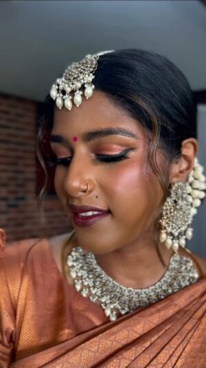 Swarnaa Rajalingam Instagram - Nothing like a bright and early South Asian GRWM to go celebrate LOVE! 💗✨

Jewellery: @toshijewels 
Saree: @thirumanam.Melbourne 

Makeup details: 

Eyes: 
Eyebrows: @benefitaustralia precisely, my brow eyebrow pencil 
Eyeshadow: @anastasiabeverlyhills soft glam pallette   @tartecosmetics 
Eyeliner: @onesize point made eyeliner 

Face: 
Primer: @milkmakeup Hydrogrip 
Concealer: @narsissist soft matte concealer in Amande 
Powder: @hudabeauty Mini Easy Bake Loose Baking & Setting Powder in Kunafa & Peach Pie 
Setting powder: @kosas Cloud set baked setting and smoothing powder in Softly 
Setting spray: @charlottetilbury Airbrush Flawless Setting Spray
Foundation: @hauslabs foundation in Praline 
@hudabeauty Faux Filter concealer 
Colour corrector: @livetinted Huestick in rising 
Blush: @rarebeauty in Grateful 
Bronzer: @fentybeauty Sun Stalk’r Instant Warmth Bronzer in thick mint
Blush powder: @benefitaustralia blush in moone rich berry 

Lips: 
@maccosmetics lip liner in chestnut 
@sephoraaus cream lip stain in 94 cherry moon 

#southasianGRWM #southasianwedding #southasianmakeup #southasiansaree #bronzesaree #coppersaree #southasianfashion #tamilbride #tamilbridalmakeup #browngirlmakeup #indianinspiration #darkskinmakeup #tamilwedding #indianwedding #creamsaree