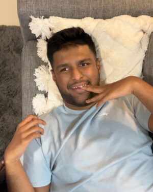Swarnaa Rajalingam Instagram - Hope everyone’s been having a beautiful festive break and had a Merry Christmas 🎄. Just wanted to take this opportunity to express gratitude for all the people who have waltzed into our lives and showered us and most especially thambi with a lot of love this year ❤️. 

Christmases and festive breaks have always been a little overwhelming for me because for many many MANY years I single-handedly always try to do the most purely so my brother has a good time (so elder sister coded right?!). It has definitely burnt me out over the years. So to those that do scroll through social media feeling like their Christmas or festive break doesn’t look as fun and wholesome as others and sometimes feeling very isolated I completely understand. Or to those that never grew up with a big family or loads of cousins - I completely get you. I have come to realise Christmas doesn’t always need to be spent with your blood family but can also be spent with your chosen family and friends. Over the last few years our family has opened its heart to people who have easily BECOME family and it has become nothing short of wholesome. 

For those that have experienced loss, experienced heartbreak, experienced distance and change that makes this holiday period challenging, I’m thinking of you and wishing you a healing journey. I also pray that you too get to cross paths with people that make you wonder where have you been all my life & these festive periods & life in general get a whole lot better ❤️