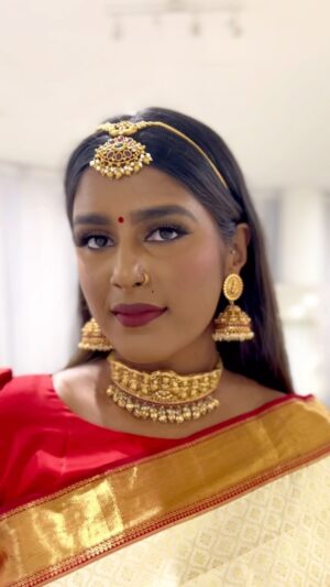 Swarnaa Rajalingam Instagram - Really been enjoying playing dress up. So happy with how this makeup look turned out. We also used a necklace as a headpiece and it worked out really well right?! 🤭 👑 

Saree: @prakash_silks_and_sarees 
Saree draping: @drapingbyb 
Jewellery: mine & @ashkumaaar ‘s personal collection 
Hair, makeup and styling: me 

#sareetransition #southasiantransition #redandwhitesaree #southasian #tamil 

[saree transition, south Asian transition, red and white saree, tamil saree look]