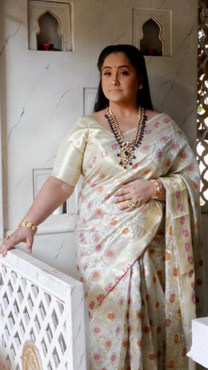 Swati Shah Instagram - In the presence of greatness. @swaragshah is wearing our ivory Pure Gorgette Silk Saree carrying all the radiant glow and sophistication. Explore the world of elegance and grace with the Silk Sarees collection at BharatSthali. 

Chandigarh-Indore-Dehradun-Vadodara-Varanasi

#silksaree #sarees #puresilk #puresilksaree #gorgette #handloom #bharatsthali