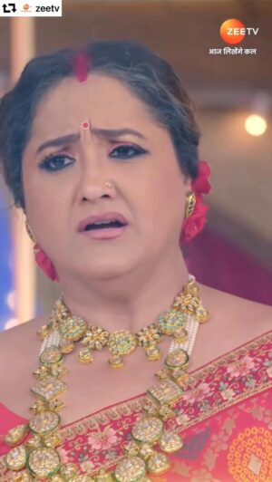 Swati Shah Instagram - Aakhir kyun nahi ho sakti Mohan aur Damini ki shaadi…pyaar kaa pehla naam Radha Mohan only on @zeetv Monday to Sunday 8pm @studiolsd_  @itsprateeksharma  @prateekshah1 @sambhabana_mohanty @theneeharikaroyofficial @sukanya_kashyap_ @lodhiaraju