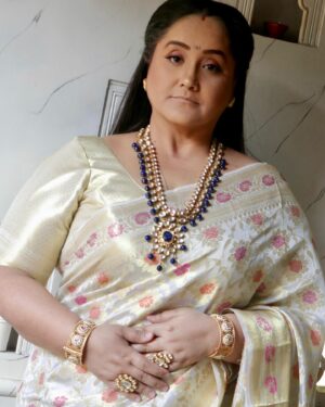 Swati Shah Instagram - Where elegance meets tradition. 

Stores: Chandigarh-Indore-Dehradun-Vadodara-Varanasi-Bhopal

@swaragshah is wearing our Pure Silk Saree with detailed zari work all over the saree creating timeless elegance.