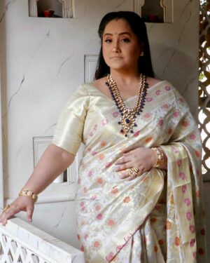 Swati Shah Instagram - Where elegance meets tradition. 

Stores: Chandigarh-Indore-Dehradun-Vadodara-Varanasi-Bhopal

@swaragshah is wearing our Pure Silk Saree with detailed zari work all over the saree creating timeless elegance.