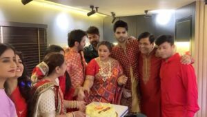 Swati Shah Instagram - Merry Christmas! May our days ahead be as vibrant as this festive season. May we shine as bright as the Christmas lights because we deserve it all. Celebration of Christmas and completion of 200 episodes of our show #pyarkapehlanaamradhamohan Have a great year and a wonderful life ahead!  @zeetv #merrychristmas #christmas #200likes #zee #zeetv #zee5shows #christmasdecor #christmastree #red