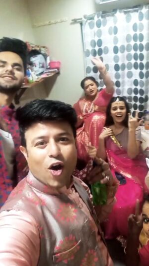 Swati Shah Instagram - #RadhaMohan #PyarKaPehlaNaamRadhaMohan #bts #behindthescenes #party #lunchtime #radhamohanfamily 

@theneeharikaroyofficial 
@swaragshah @manishaapurohit @sambhabana_mohanty @ranveer_singh_malik @poojakavaaa @official_reena28 @lodhiaraju @khushigupta1761 @manishaapurohit 

Jo nahi the kal shoot per unko bahot Miss Kiya 🤗🤗
.
.
.
.
.
#lsdfilms #ZEE5 #zeetv #foodlover #food #chinesefood #partytime #partyhorahihai #reelvideo #reelit #reelkrofeelkro #explorepage✨ #funonset #makeuproom #masti #entertainment #fun #cake #cakecuting🎂 #sumitarora #sumitaroraofficial #reelsinstagram
