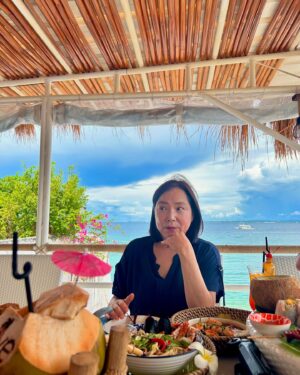 Sylvia Kim Instagram - 사랑해울가족!!!!!
new video is up!! family in cebu but life is so unpredictable 😓 thank you so much for the great food and service @themarkcruise 🩵🩵