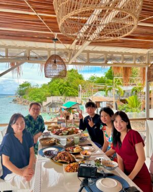 Sylvia Kim Instagram - 사랑해울가족!!!!!
new video is up!! family in cebu but life is so unpredictable 😓 thank you so much for the great food and service @themarkcruise 🩵🩵