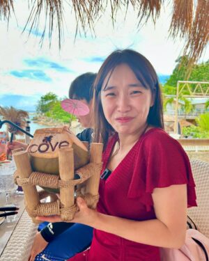 Sylvia Kim Instagram - 사랑해울가족!!!!!
new video is up!! family in cebu but life is so unpredictable 😓 thank you so much for the great food and service @themarkcruise 🩵🩵