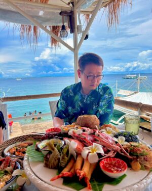 Sylvia Kim Instagram - 사랑해울가족!!!!!
new video is up!! family in cebu but life is so unpredictable 😓 thank you so much for the great food and service @themarkcruise 🩵🩵