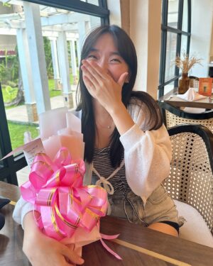 Sylvia Kim Instagram - 사랑해울가족!!!!!
new video is up!! family in cebu but life is so unpredictable 😓 thank you so much for the great food and service @themarkcruise 🩵🩵