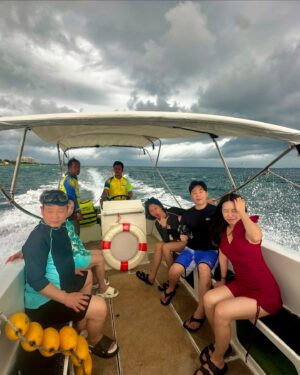 Sylvia Kim Instagram - 사랑해울가족!!!!!
new video is up!! family in cebu but life is so unpredictable 😓 thank you so much for the great food and service @themarkcruise 🩵🩵