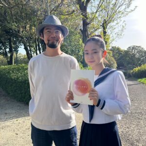 Tamaki Shiratori Instagram - ⁡
⁡
本日、「アイミタガイ」公開です🪻
ぜひ劇場でご覧ください😊
⁡

2枚目は、クランクアップの時に
草野翔吾監督と撮っていただきました📸

⁡
#アイミタガイ 
#白鳥玉季