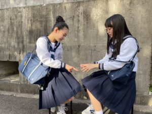 Tamaki Shiratori Instagram - ⁡
⁡
映画「アイミタガイ」オフショット📷
⁡
現場も休みの日も、華ちゃんとずっと一緒に過ごしました。
色々話したり、歌ったり、笑ったりしながら
梓と叶海の関係を作ることが出来ました😊
⁡
#アイミタガイ 
#11月1日公開