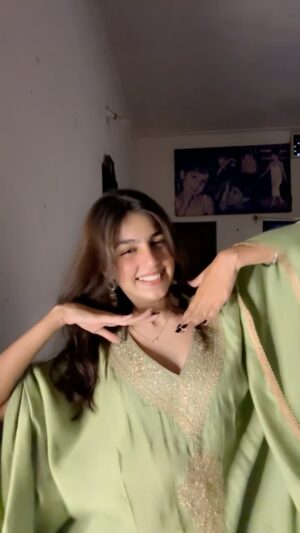 Taniya Oberoi Instagram - Last one 💚😋
.
.
.
#love #instagood #instagram #follow #fashion #like #explore #trending #explorepage #photography #diwali #diwalivibes #diwalioutfit #desi #desigirl
