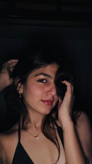 Taniya Oberoi Instagram - I would stop scrolling too 🙂‍↕️
.
.
#love #instagood #instagram #follow #fashion #like #trending #explore #photography #explorepage #dummarodum #hot #black