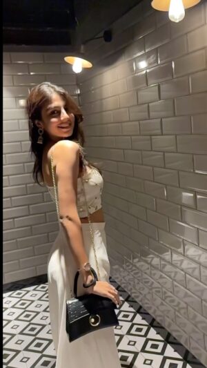 Taniya Oberoi Instagram - Maro Bum Dole 😜
.
.
#love #instagood #instagram #follow #fashion #like #trending #explore #photography #explorepage #diwali #diwalivibes✨
