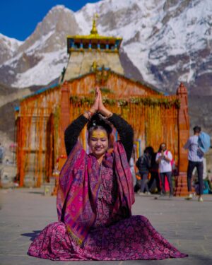 Tanu Rawat Instagram - सुख और सुकून एक साथ पाना है,
माँ-बाप के साथ केदारनाथ जाना है। ❤️🙏🏻 
#tanurawat33 #kedarnath 
Shoot by - @iamarshadkhanphotography0 
Edit by - @alex_pixels_