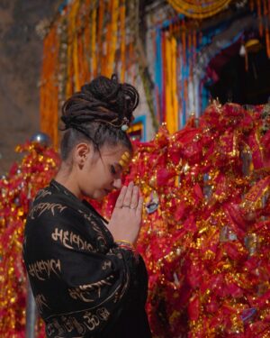 Tanu Rawat Instagram - सुख और सुकून एक साथ पाना है,
माँ-बाप के साथ केदारनाथ जाना है। ❤️🙏🏻 
#tanurawat33 #kedarnath 
Shoot by - @iamarshadkhanphotography0 
Edit by - @alex_pixels_
