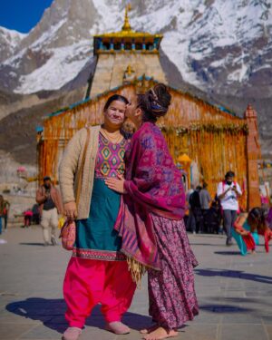Tanu Rawat Instagram - सुख और सुकून एक साथ पाना है,
माँ-बाप के साथ केदारनाथ जाना है। ❤️🙏🏻 
#tanurawat33 #kedarnath 
Shoot by - @iamarshadkhanphotography0 
Edit by - @alex_pixels_