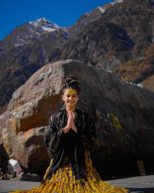 Tanu Rawat Instagram - सुख और सुकून एक साथ पाना है,
माँ-बाप के साथ केदारनाथ जाना है। ❤️🙏🏻 
#tanurawat33 #kedarnath 
Shoot by - @iamarshadkhanphotography0 
Edit by - @alex_pixels_