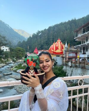 Tanu Rawat Instagram - Jai neem karoli baba ki❤️🙏🏻.
.
#ramram