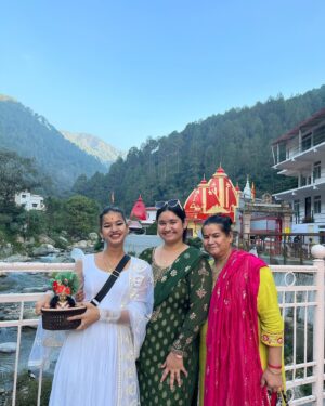 Tanu Rawat Instagram - Jai neem karoli baba ki❤️🙏🏻.
.
#ramram