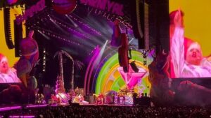 Teri Polo Instagram - Raised my glass to @pink last night in Hershey Park Stadium in Pennsylvania. 
Willow Sage Hart covered me in sunshine, @pink was a f*cking rock star beyond all words, and YOU ARE PERFECT!!! 🙌🏼😍✌🏼❤️

#rockstar #pink #hersheypark #willowsagehart #concert #music #blessed #perfect #sunshine