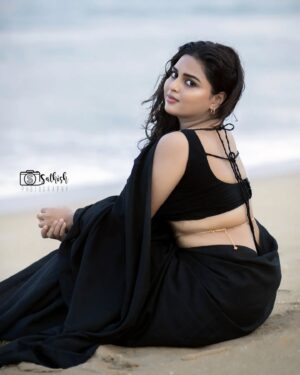 Thamizhvani Instagram - Living my best life 😇😇😇

@sathish_photography49 🤍

#fyp #suggestions #instagram #beaches #blacksaree