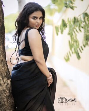 Thamizhvani Instagram - Living my best life 😇😇😇

@sathish_photography49 🤍

#fyp #suggestions #instagram #beaches #blacksaree