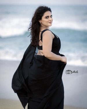 Thamizhvani Instagram - Living my best life 😇😇😇

@sathish_photography49 🤍

#fyp #suggestions #instagram #beaches #blacksaree