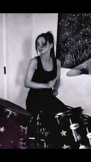 Tina Casciani Instagram - ..apt living is not conducive for learning drums.. mute pads are amazing n lessen the probability of eviction.. 🙏🏼🖤 ps. I still haven’t mastered playing without concentration face..😞