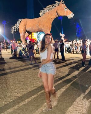Tina Casciani Instagram - ..I fake being ‘country’ like an absolute legend.. 👗🐴🪕🧚🏼‍♀️