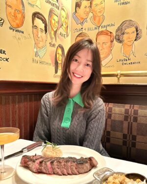 Tomoka Kurokawa Instagram - ♡
こちらのレストランは壁一面に有名人の似顔絵が描かれていて、知っている方を探すことも楽しめます🙌長い間美味しいお料理を提供されている老舗のお店だそうで🌟ステーキを前にして、とても嬉しそうな私です🤩
🌍
#黒川智花のNY珍道中
#智花inNY
#nyc
#newyork
#newyorklife
#ニューヨーク
#ニューヨーク生活
#thepalm
#thepalmrestaurant