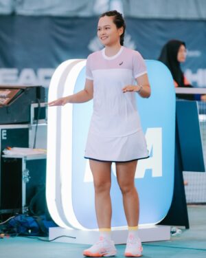 Twinda Rarasati Instagram - wearing @asicsid for more stability & better flexibility 💙🎾