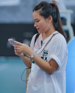 Twinda Rarasati Instagram - from running the event to running on court, let’s keep track of the time ⌚️ @thewatchco @danielwellington 🥹✨