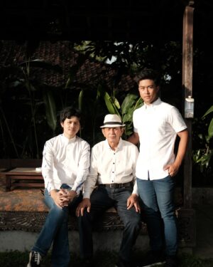 Twinda Rarasati Instagram - Halo Gong 🥹💖

👴🏻 “Ini siapa? Mukanya kaya Mbayi?”
👩🏻 “Gongka dulu waktu muda playboy atau bucin?”
👴🏻 “Waktu Gongka muda dulu…..”

And thats how the stories began over dimsum or bakmi gm. Selalu ada pertanyaan random tapi Gongka selalu sabar jawab dan semangat bercerita. Yg selalu sayang sm istrinya. Sabar nemenin cucunya ngelamar berkali-kali supaya dapet jodohnya. Gongka jg mau nemenin Twinda nyekar eyang kakung & eyang putri. Gak pernah ngeluh capek walaupun jalannya jauh & panas. 

Thank you for being my Gongka, as I’ve never met my own Kakung & Opa 🥹 

The world just lost an honest man, a great soldier. You were a great father to your kids, a funny man to your grandchildren. May your value, your virtue, be passed on to your kids and grand children. Makasih Gong 💖 kita lanjut jaga eyang, your lion heart, cintanya Gongka. Tolong sampaikan salamku buat eyang kakung arsad, kakung warso & opa rijnhart diatas sana ya gong ☁️☁️ 

Love,
Eda & Twinda.