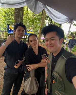 Twinda Rarasati Instagram - Halo Gong 🥹💖

👴🏻 “Ini siapa? Mukanya kaya Mbayi?”
👩🏻 “Gongka dulu waktu muda playboy atau bucin?”
👴🏻 “Waktu Gongka muda dulu…..”

And thats how the stories began over dimsum or bakmi gm. Selalu ada pertanyaan random tapi Gongka selalu sabar jawab dan semangat bercerita. Yg selalu sayang sm istrinya. Sabar nemenin cucunya ngelamar berkali-kali supaya dapet jodohnya. Gongka jg mau nemenin Twinda nyekar eyang kakung & eyang putri. Gak pernah ngeluh capek walaupun jalannya jauh & panas. 

Thank you for being my Gongka, as I’ve never met my own Kakung & Opa 🥹 

The world just lost an honest man, a great soldier. You were a great father to your kids, a funny man to your grandchildren. May your value, your virtue, be passed on to your kids and grand children. Makasih Gong 💖 kita lanjut jaga eyang, your lion heart, cintanya Gongka. Tolong sampaikan salamku buat eyang kakung arsad, kakung warso & opa rijnhart diatas sana ya gong ☁️☁️ 

Love,
Eda & Twinda.